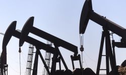 النفط يفتتح تعاملات الأسبوع مرتفعاً وخام البصرة عند 67 دولاراً